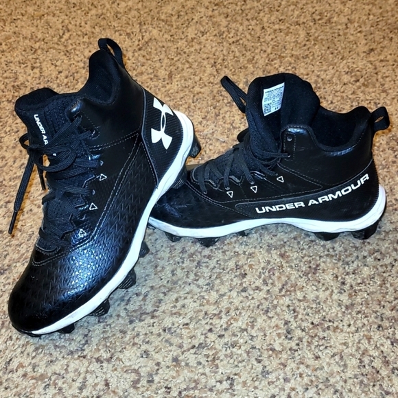 Under Armour Other - Under Armour black football cleats 4Y